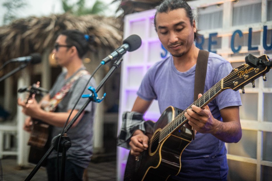 The Four Caballeros performing live at Shore Club, An Bang Beach with a crowd enjoying sunset music by the sea.